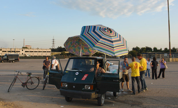 Un'Apecar che sembra un carrarmato